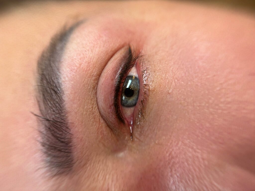 Makijaż permanentny oczu – perfekcyjna kreska dekoracyjna i zagęszczenie linii rzęs (eyeliner). Medycyna estetyczna i PMU Olsztyn.