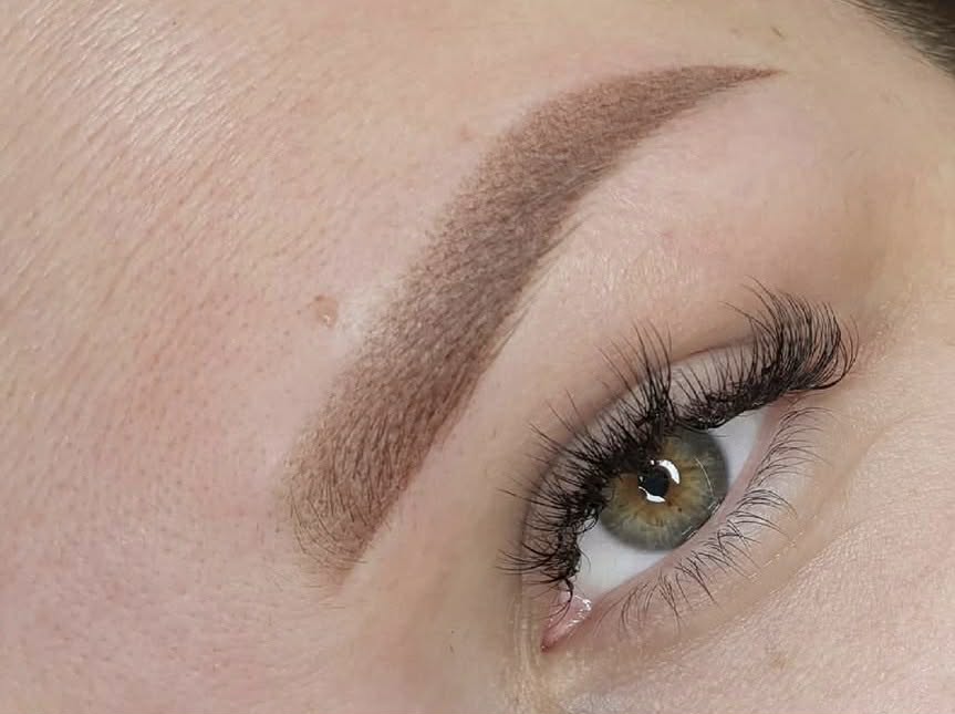 Perfekcyjny makijaż permanentny brwi (PMU) techniką pudrową ombre. Metamorfoza twarzy klientki w profesjonalnym studiu urody.