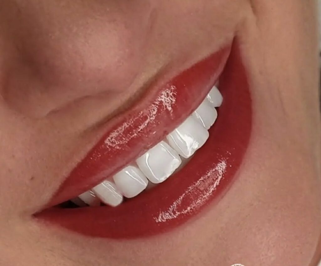 Makijaż permanentny ust (PMU) techniką Aquarelle Lips. Korekta asymetrii i podkreślenie koloru w profesjonalnym instytucie urody w Olsztynie.