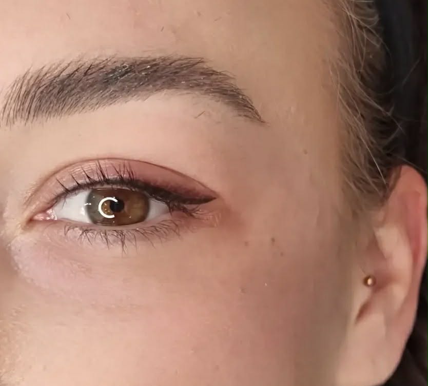 Perfekcyjny makijaż permanentny brwi (PMU) techniką pudrową ombre. Metamorfoza twarzy klientki w profesjonalnym studiu urody.